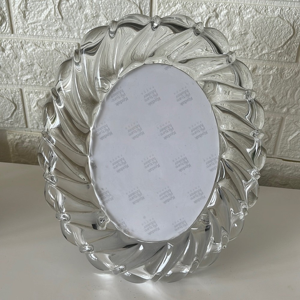 Oval glass frame